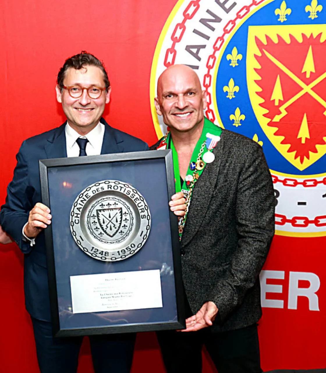 Presentation of the framed La Chaîne recognition at Casadonna
